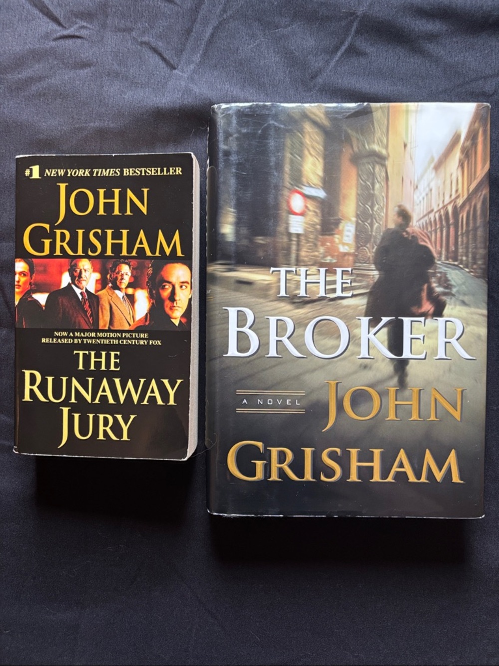 📚 John Grisham 2 Book Bundle 👨‍💼